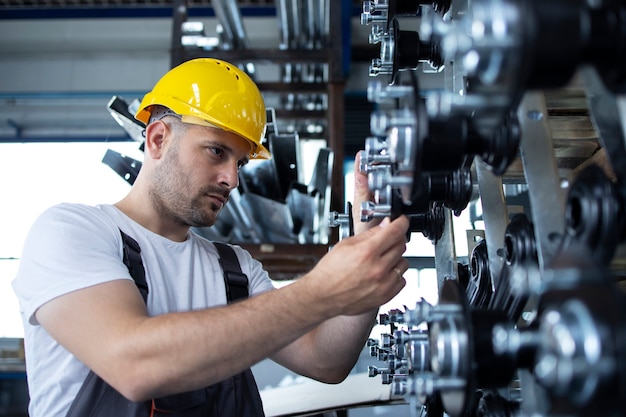 Planification de la maintenance industrielle sur écran digital dans une usine moderne