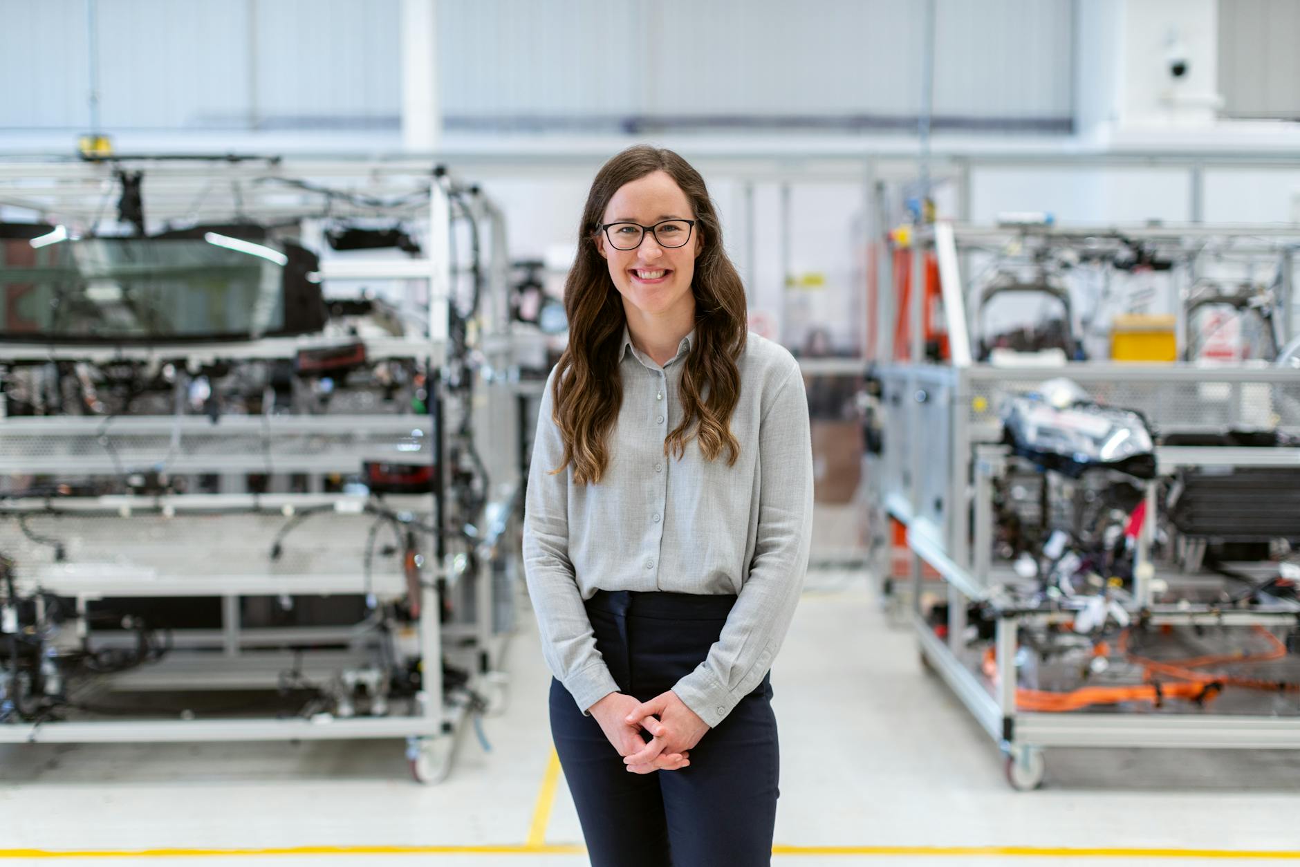 Opérateur humain travaillant avec un cobot dans une usine industrie 5.0 moderne