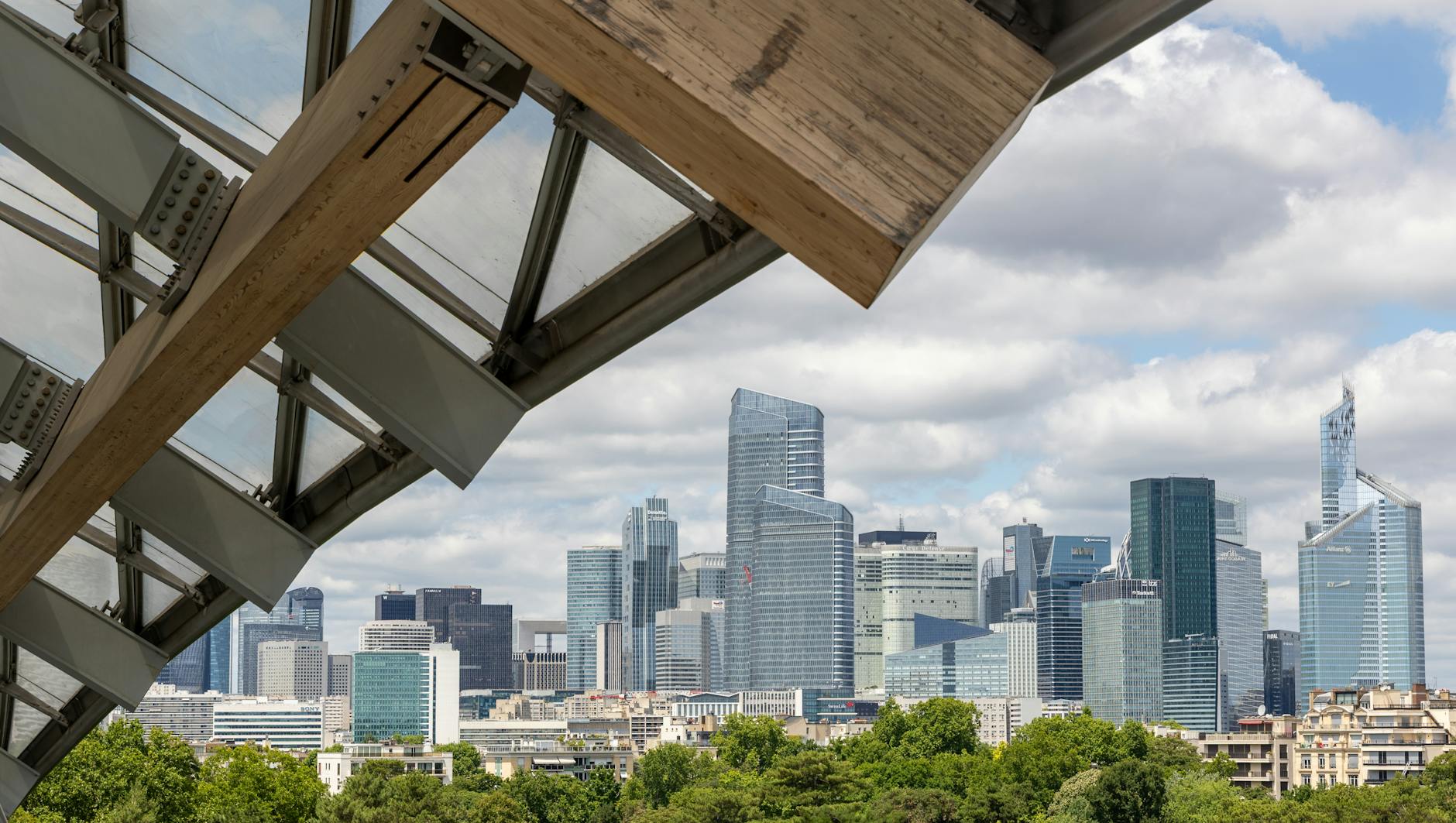 Salle de soins moderne avec professionnels de santé et équipements connectés secteur de la santé
