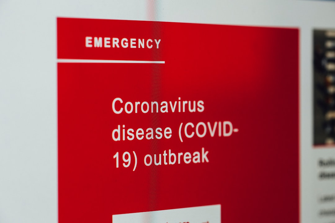 Scientifique analysant un échantillon de rongeur pour détection du Hantavirus