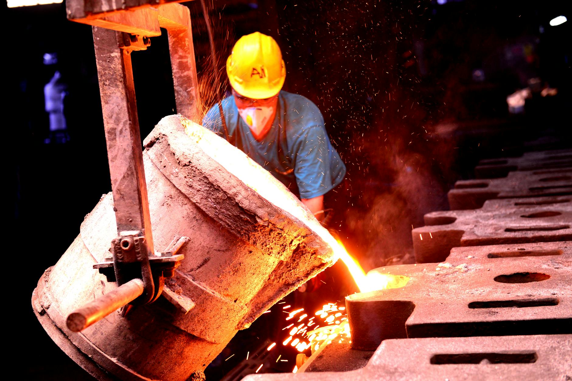 Atelier industriel avec écrans de suivi des indicateurs de planification