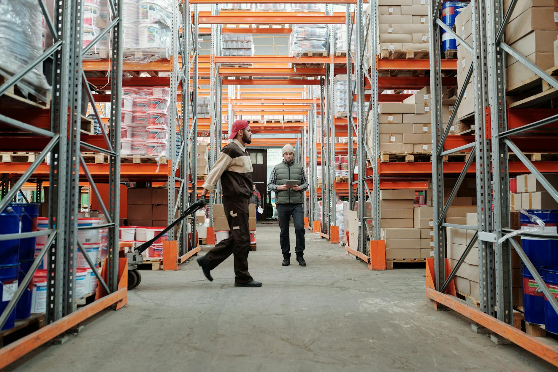 Tableau de bord ERP affichant données Supply Chain et maintenance industrielle