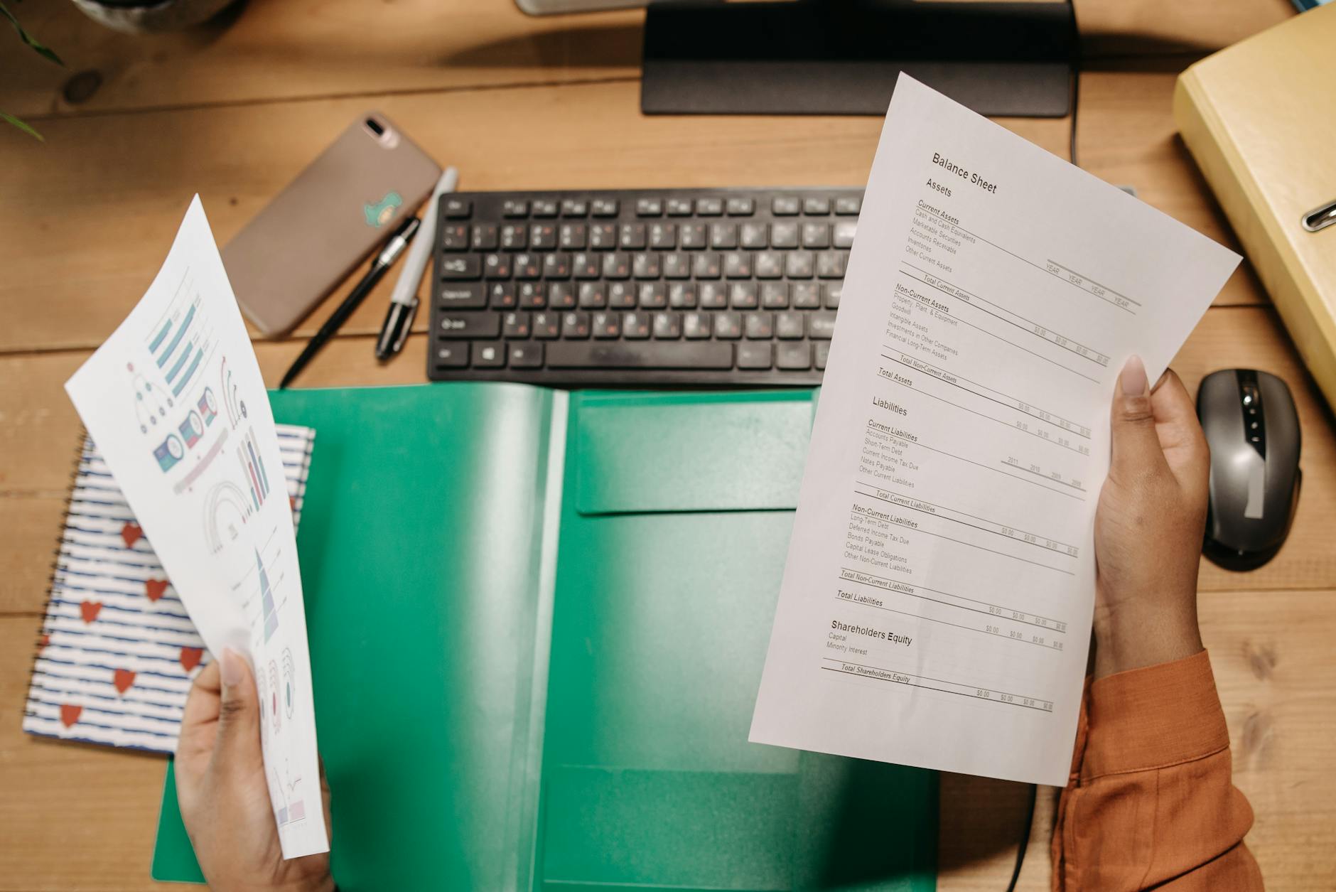 Responsable maintenance effectuant un audit interne de la documentation technique