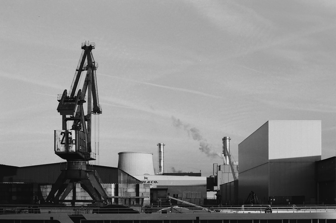 Optimisation documentaire en gestion de projet industriel, équipe analysant des documents numériques