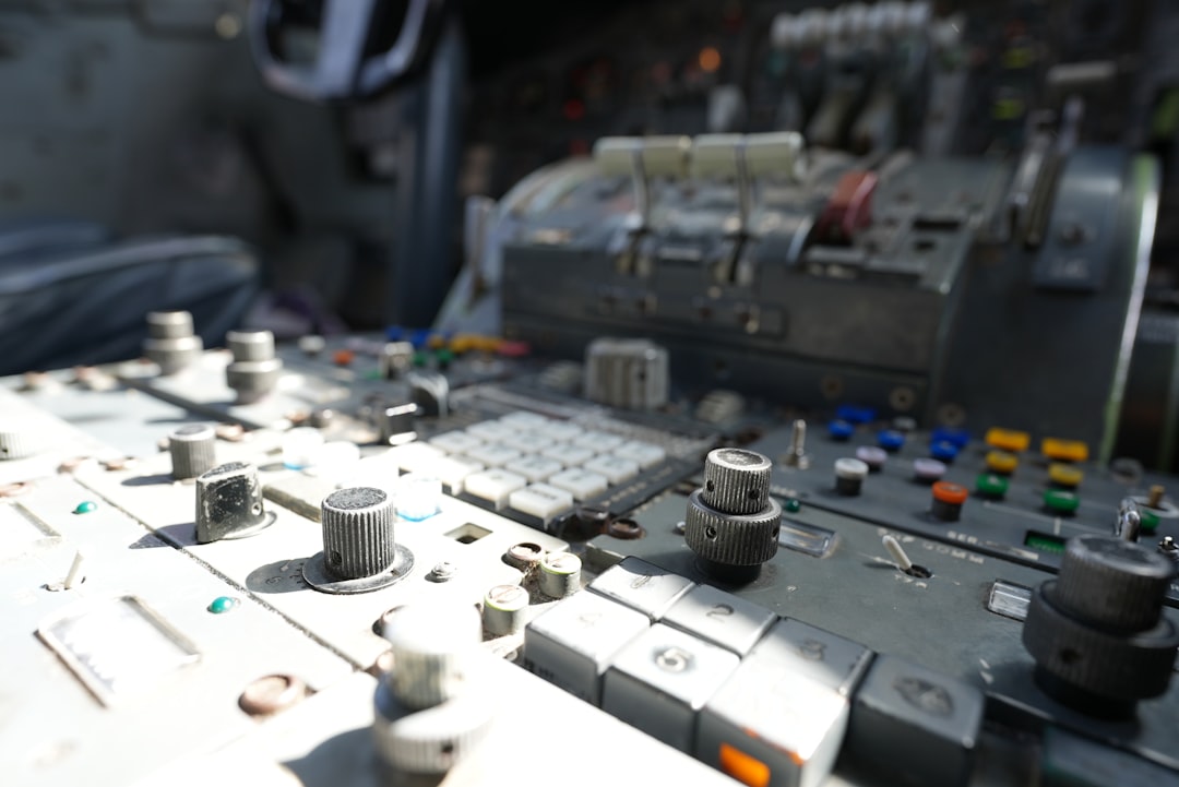 Tableau de bord industriel avec IA analysant des indicateurs de performance