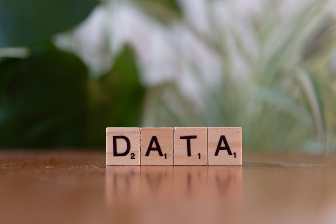 Diagramme illustrant les défis de la data governance industrielle: silos de données, volume de données IoT, conformité réglementaire, hétérogénéité des systèmes