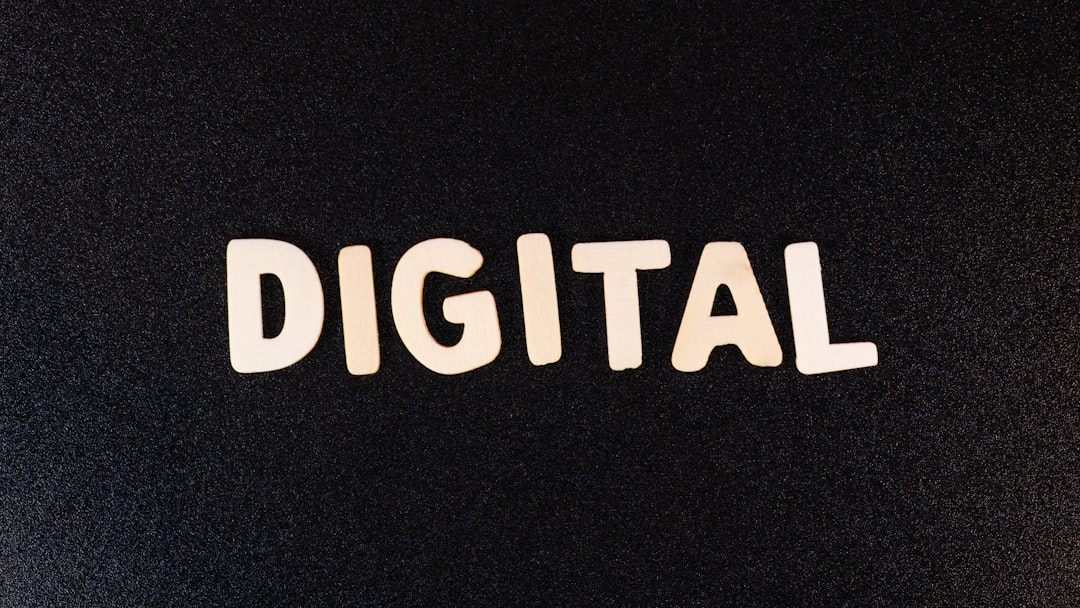 Tableau de bord numérique affichant des KPIs de production et des alertes de cybersécurité, symbolisant les défis et opportunités de la transformation digitale industrielle.