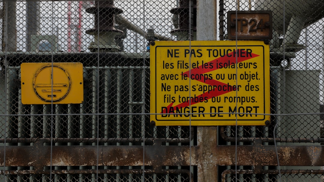 Vue d'ensemble d'une usine moderne avec des capteurs IoT pour la gestion des incidents industriels