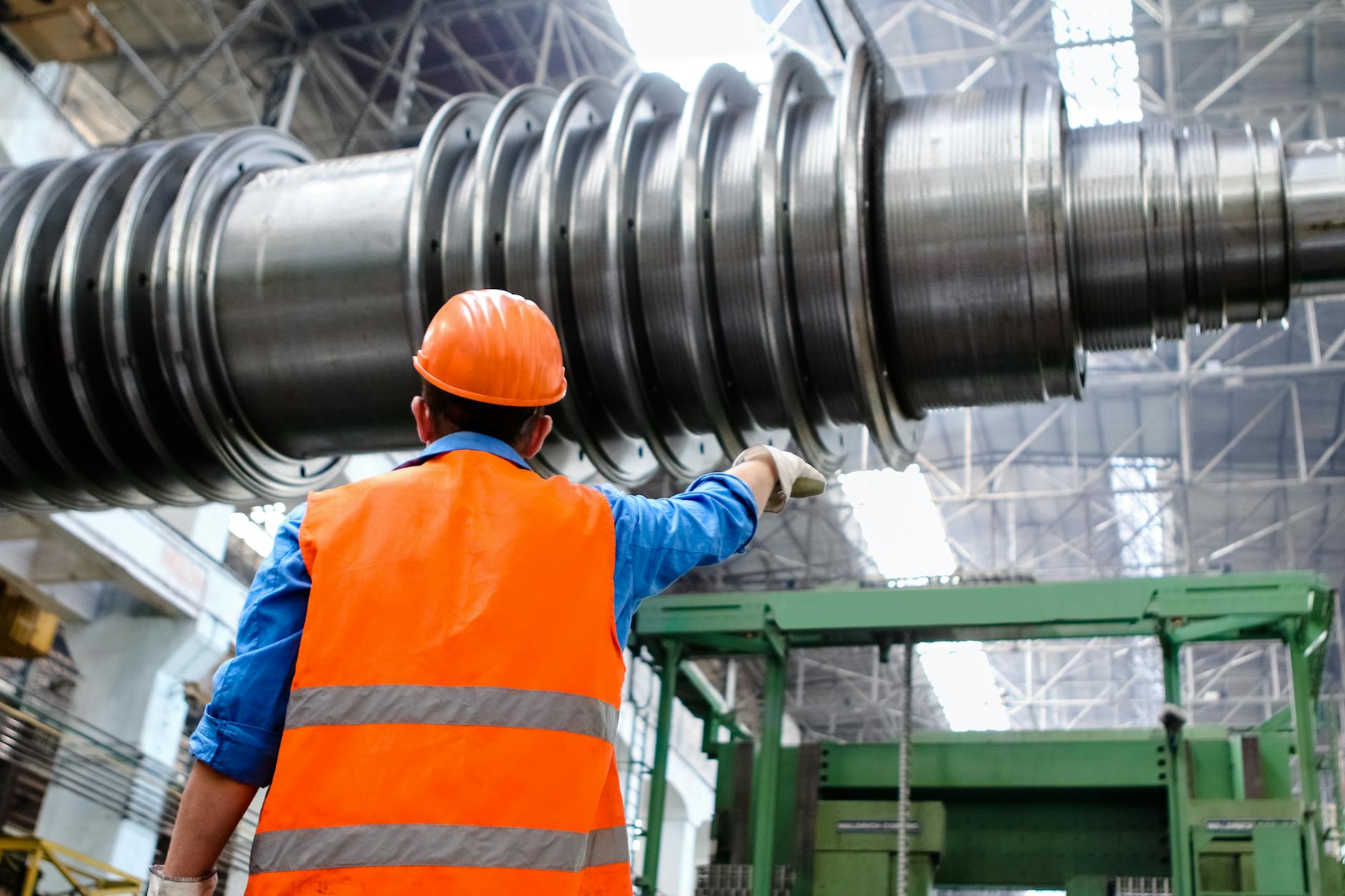 Tableau de bord de performance industrielle affichant des KPIs clés en temps réel