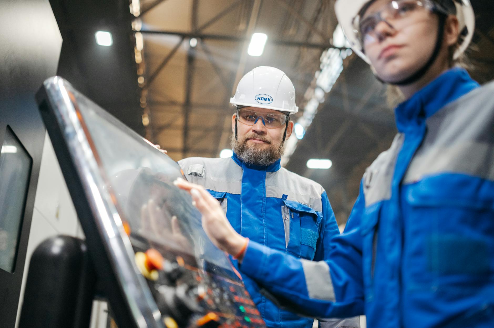Responsable maintenance utilisant des outils digitaux Industrie 4.0