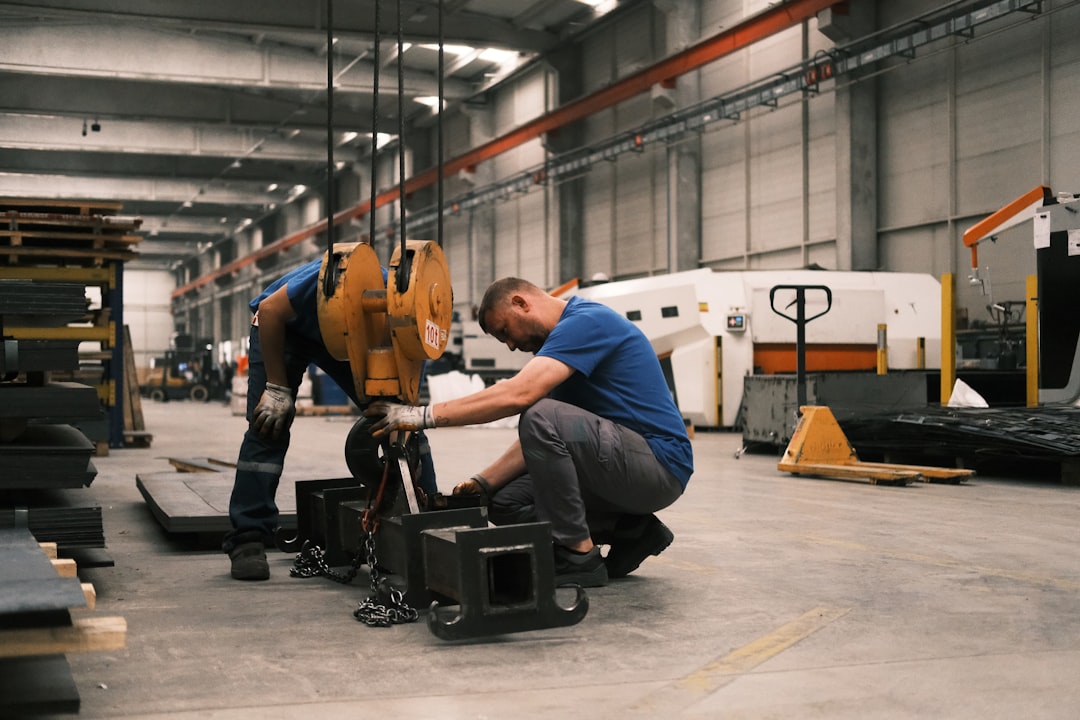 Equipe de maintenance industrielle utilisant des tablettes IoT en usine en 2026