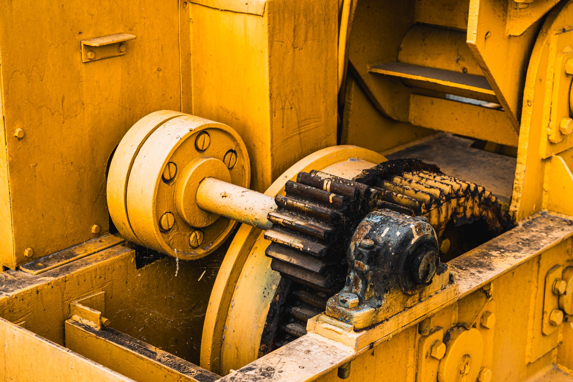 Usine connectée avec robots, tableurs numériques et processus automatisés Industrie 4.0