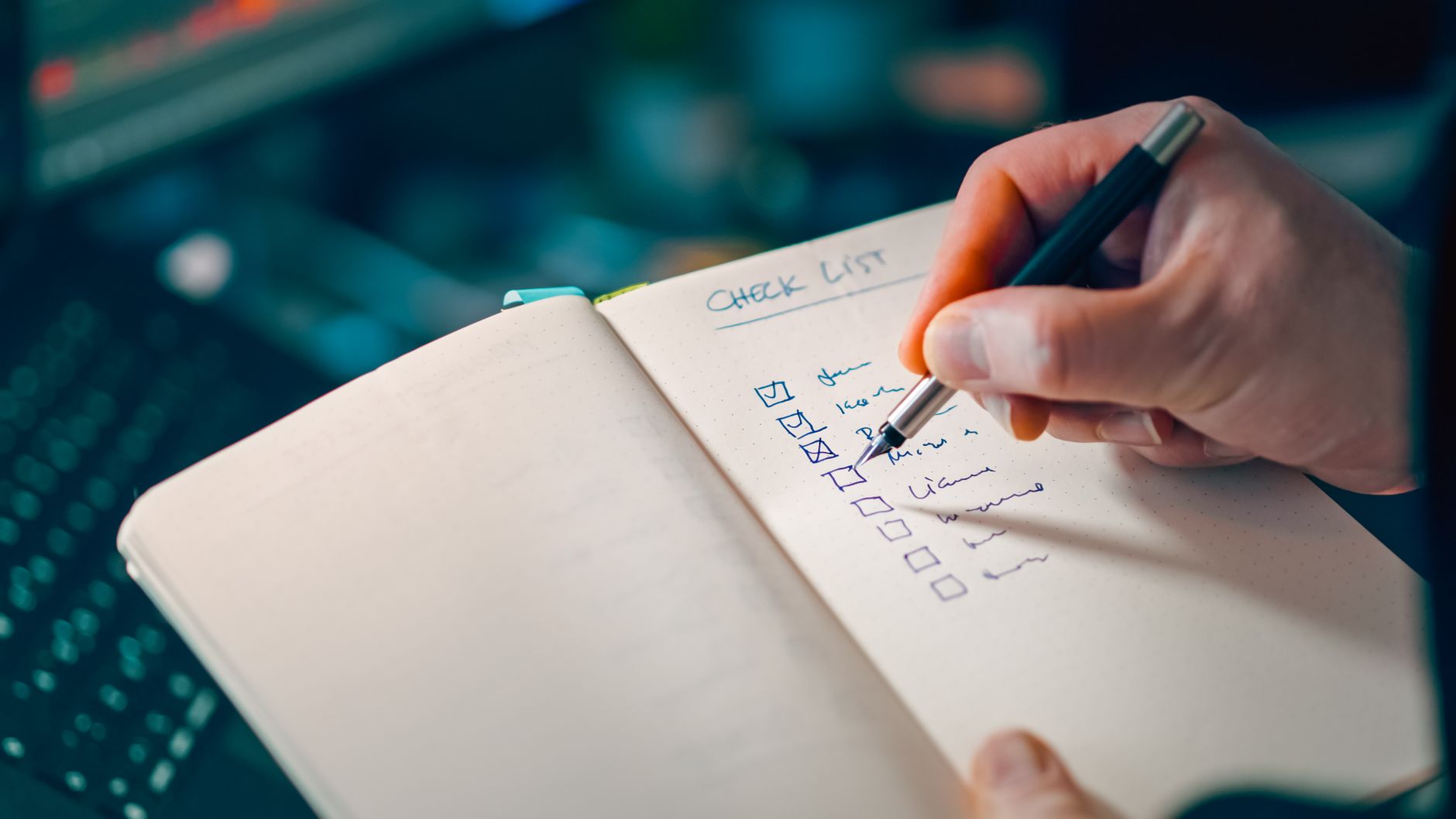 Équipe RH et IT collaborant sur l'intégration d'un nouveau système de gestion des compétences