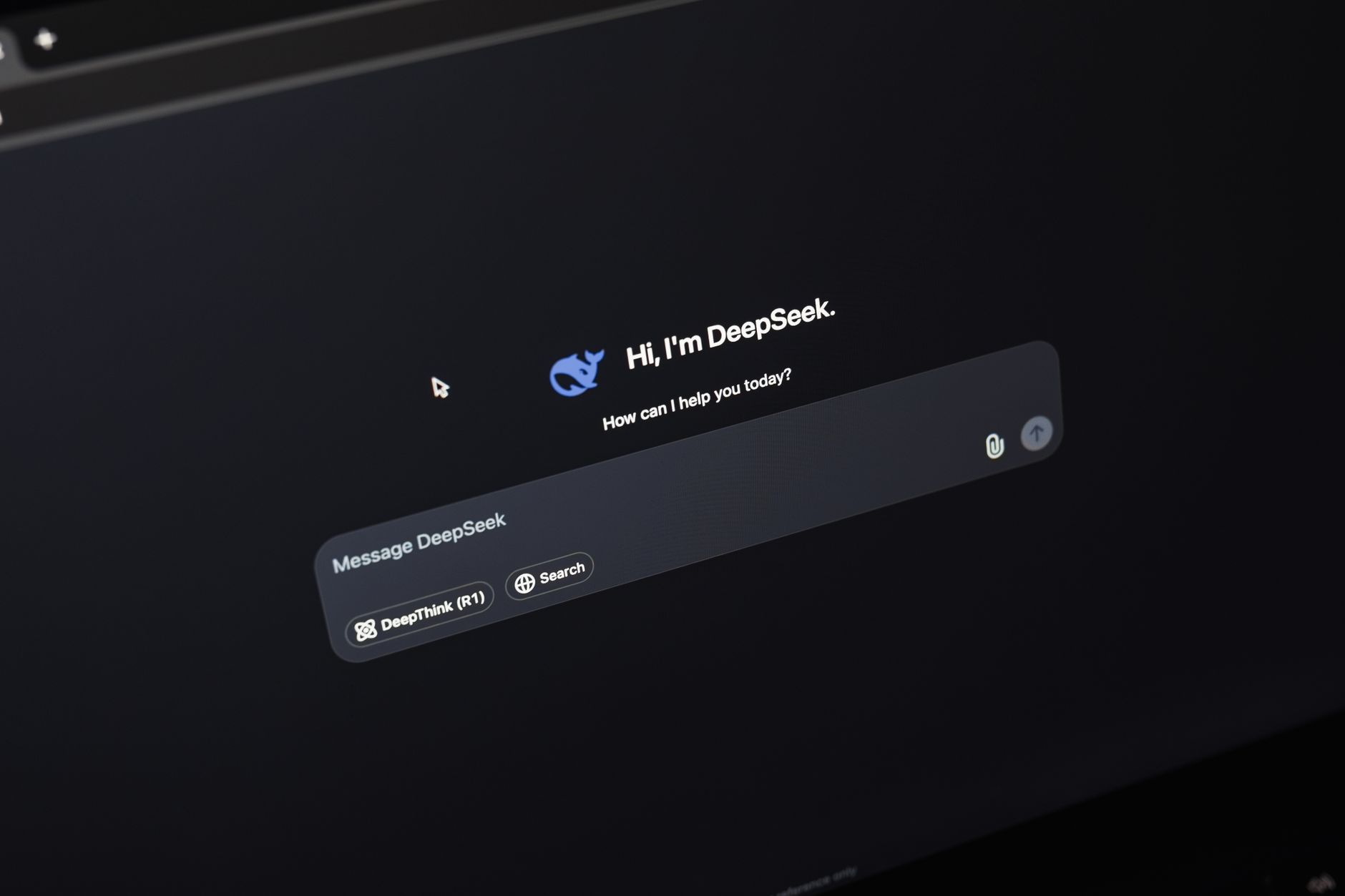 Un agent IA symbolisé par un réseau neuronal analysant des flux de données mondiaux pour la recherche d'information
