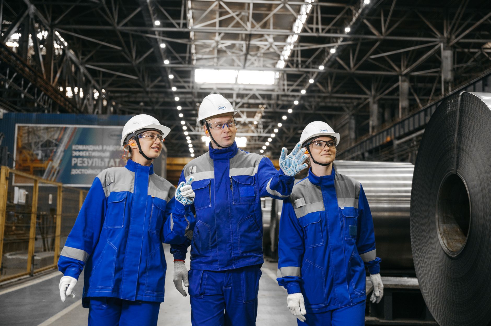 Digital factory operators using tablets and AR for training on the shop floor