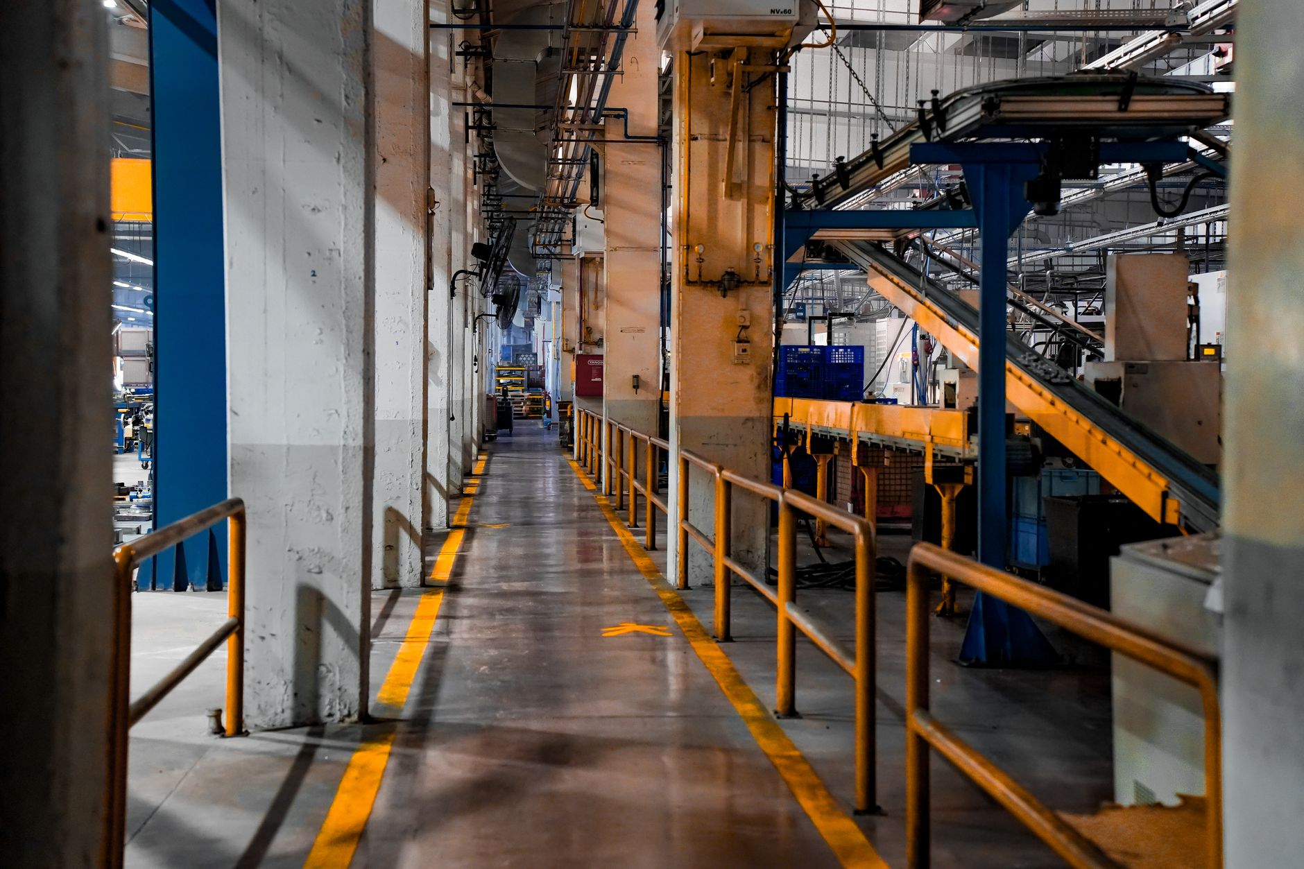 Dashboard ERP montrant des workflows et indicateurs de rentabilité en PME industrielle