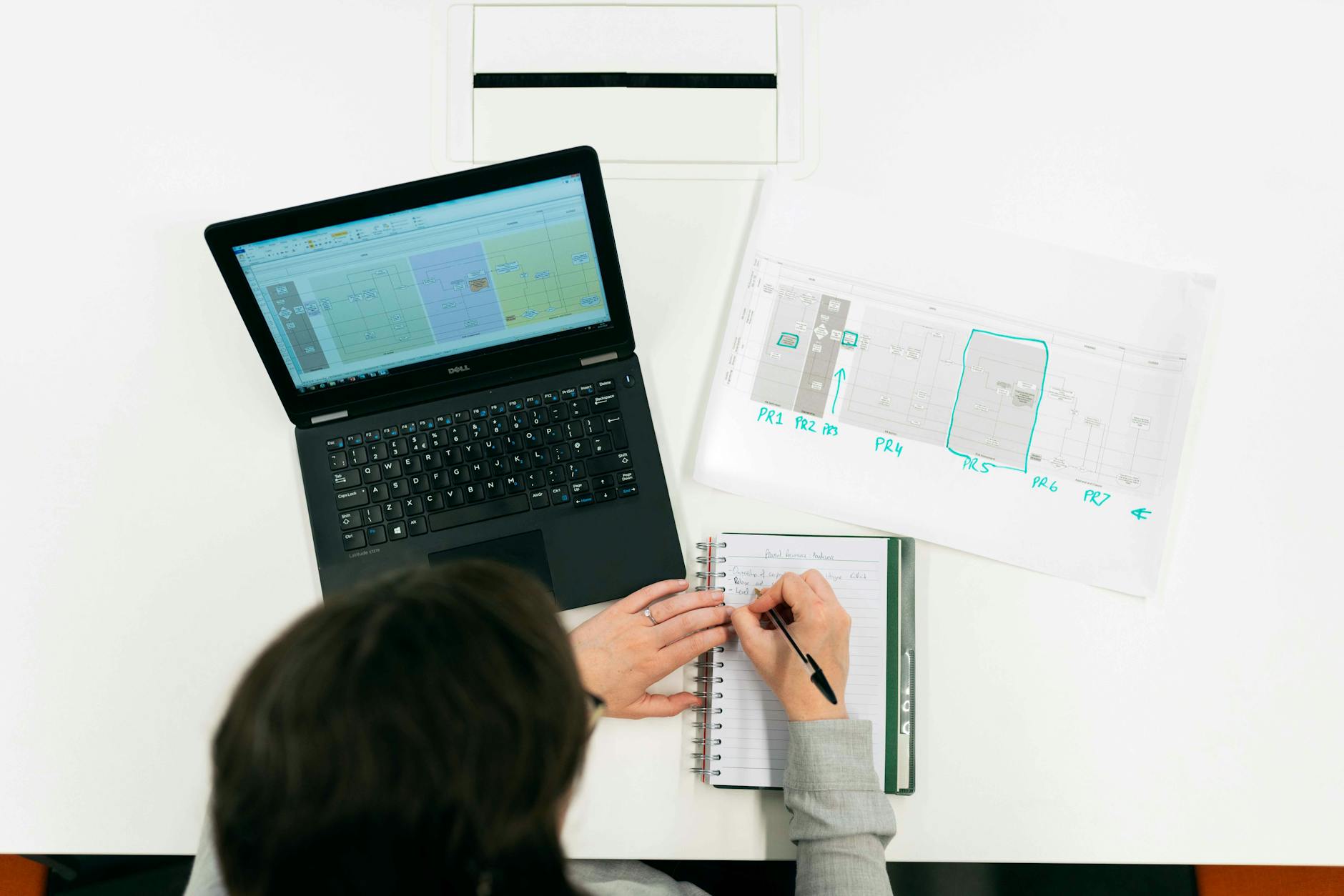 Écran ERP montrant l’automatisation d’un workflow de production dans une PME industrielle