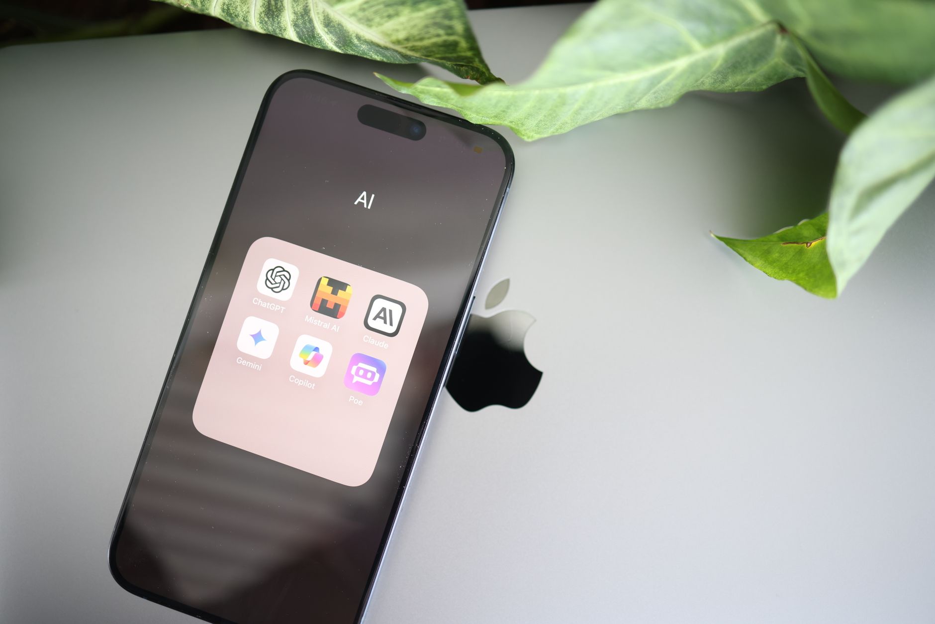 Interface d'un outil IA de rédaction de contenu avec suggestions automatiques