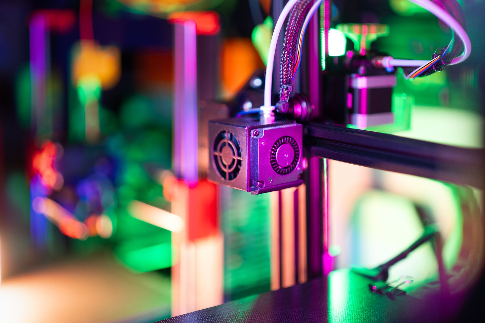 Factory production line with digital twin overlay showing real-time efficiency metrics and simulation data