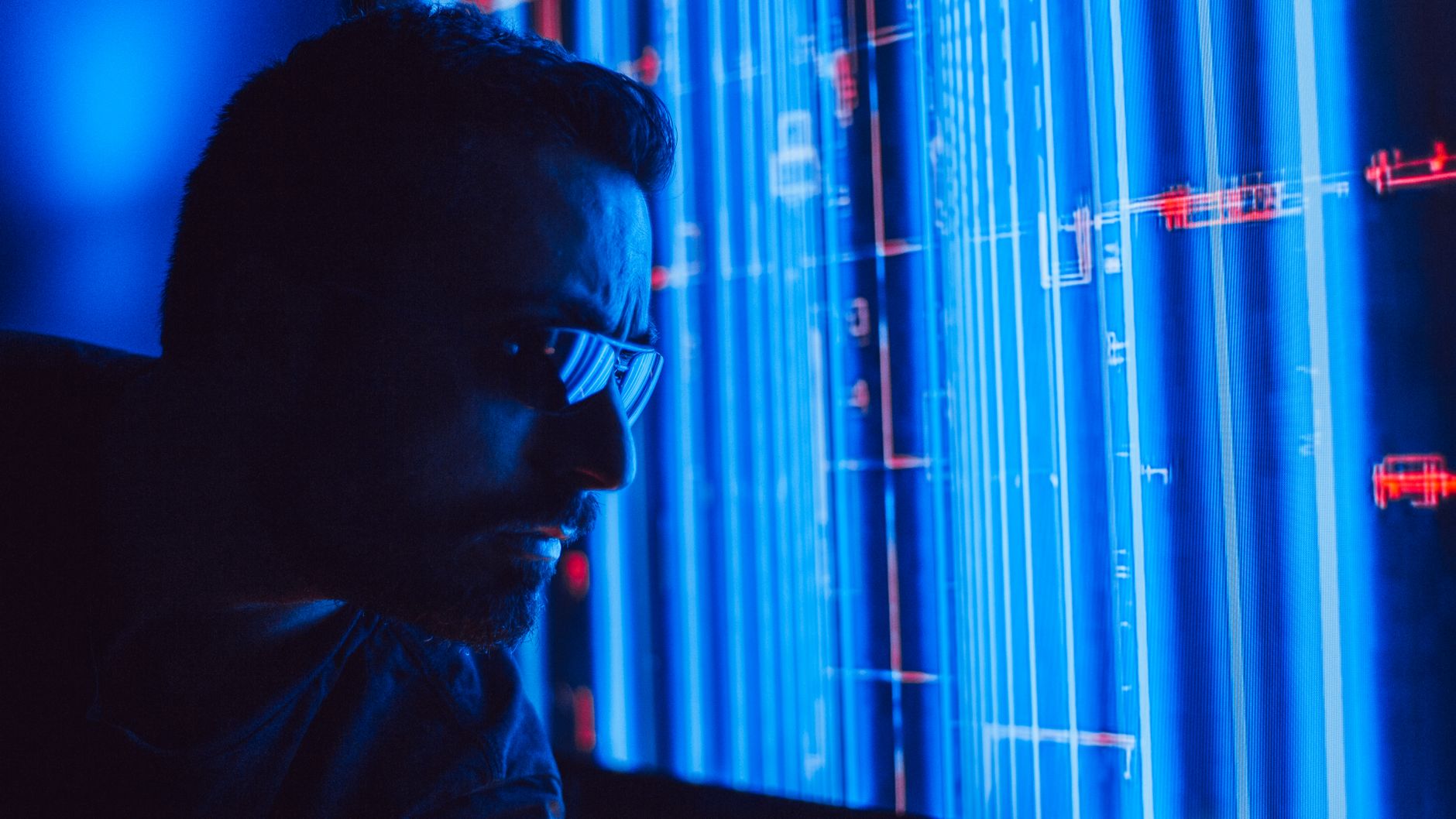 Tableau de bord KPIs cybersécurité industrielle avec MTTD MTTR et score de maturité