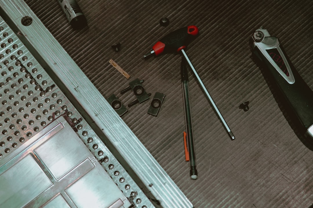 Opérateur utilisant un tableau de bord de performance industrielle sur écran tactile en atelier