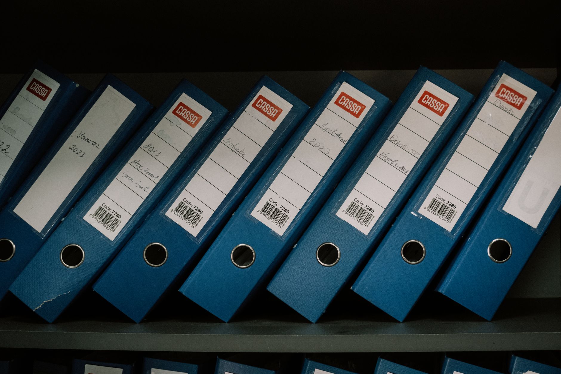 Opérateurs industriels utilisant une tablette pour accéder à la gestion documentaire digitalisée