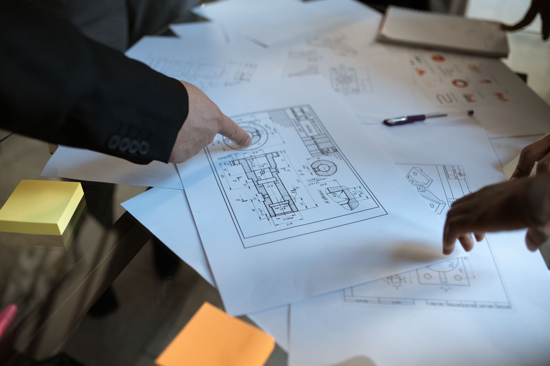 Équipe industrielle analysant des KPIs de performance sur un tableau de bord digital en atelier