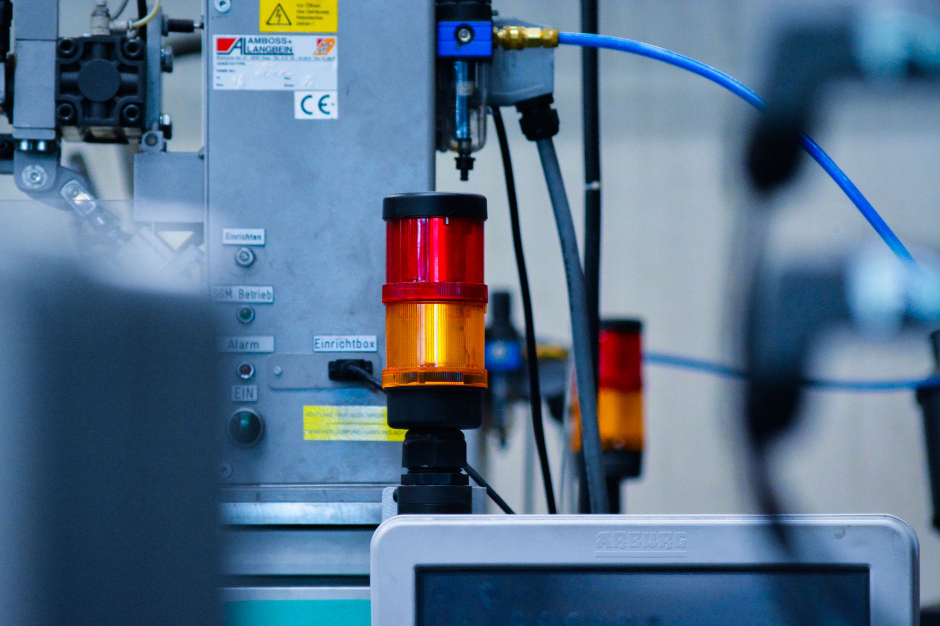 Atelier de production PME industrielle avant automatisation avec processus manuels