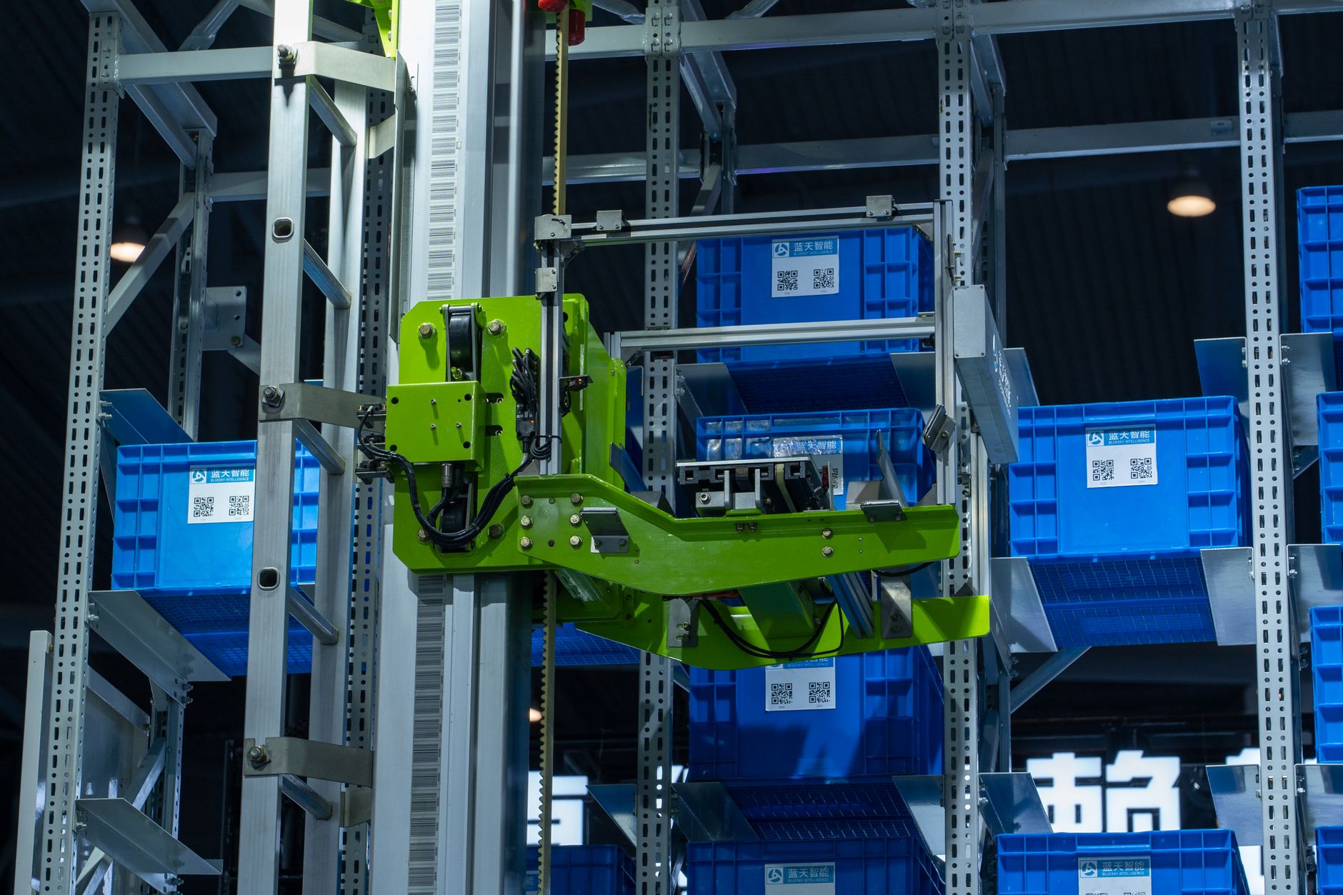 Opérateurs industriels en formation sur une plateforme d'automatisation avec écrans interactifs