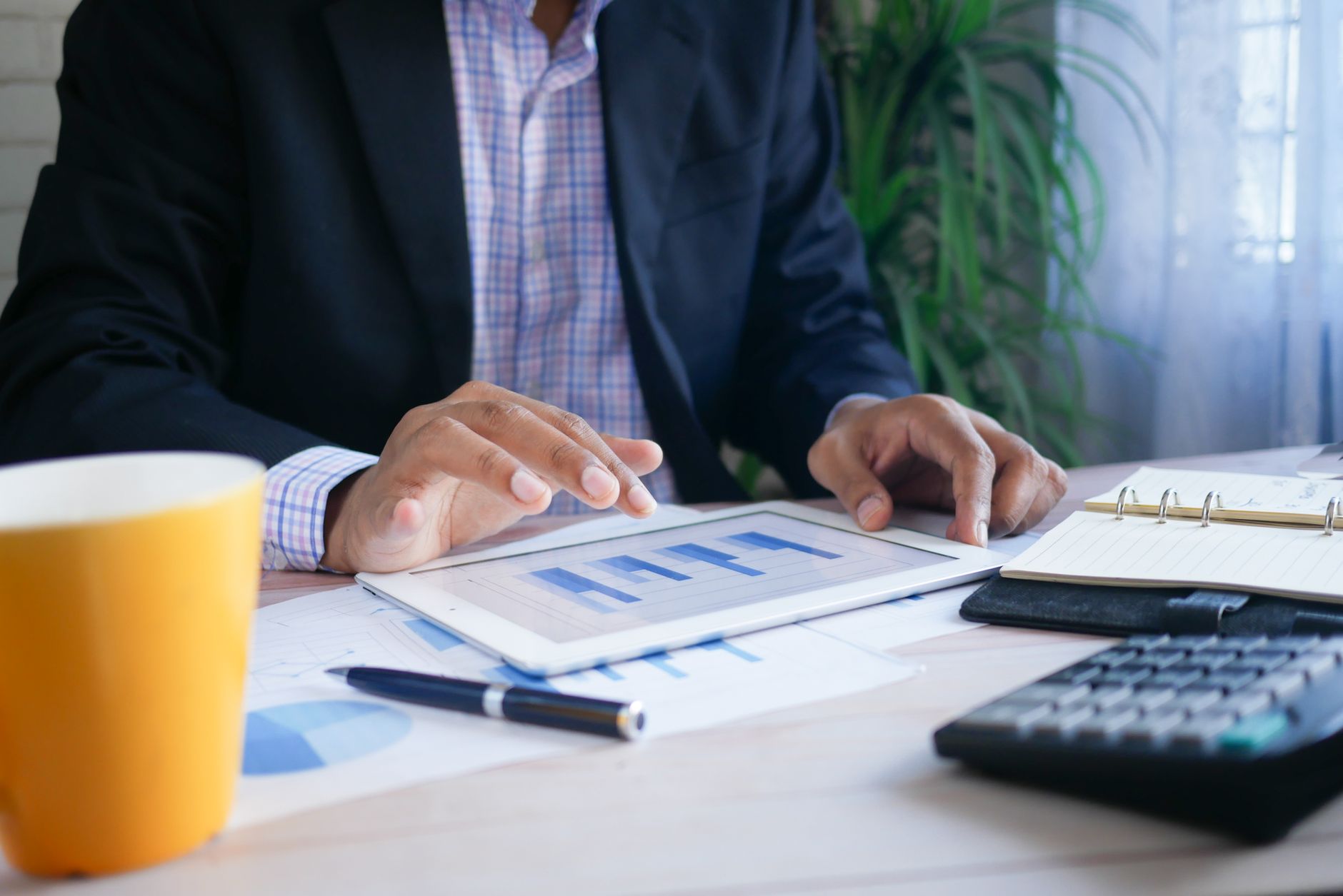 Équipe industrielle intégrant la sécurité des données dans un projet de digitalisation analytics