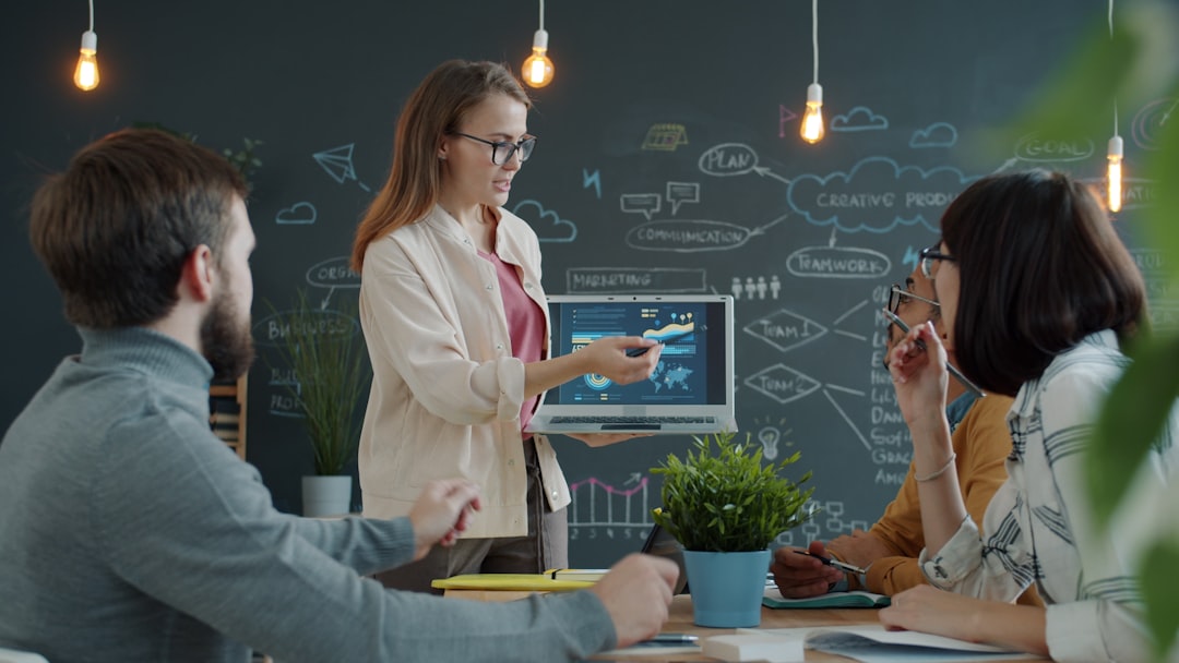 Poste de travail industriel digitalisé avec écrans de pilotage lean management