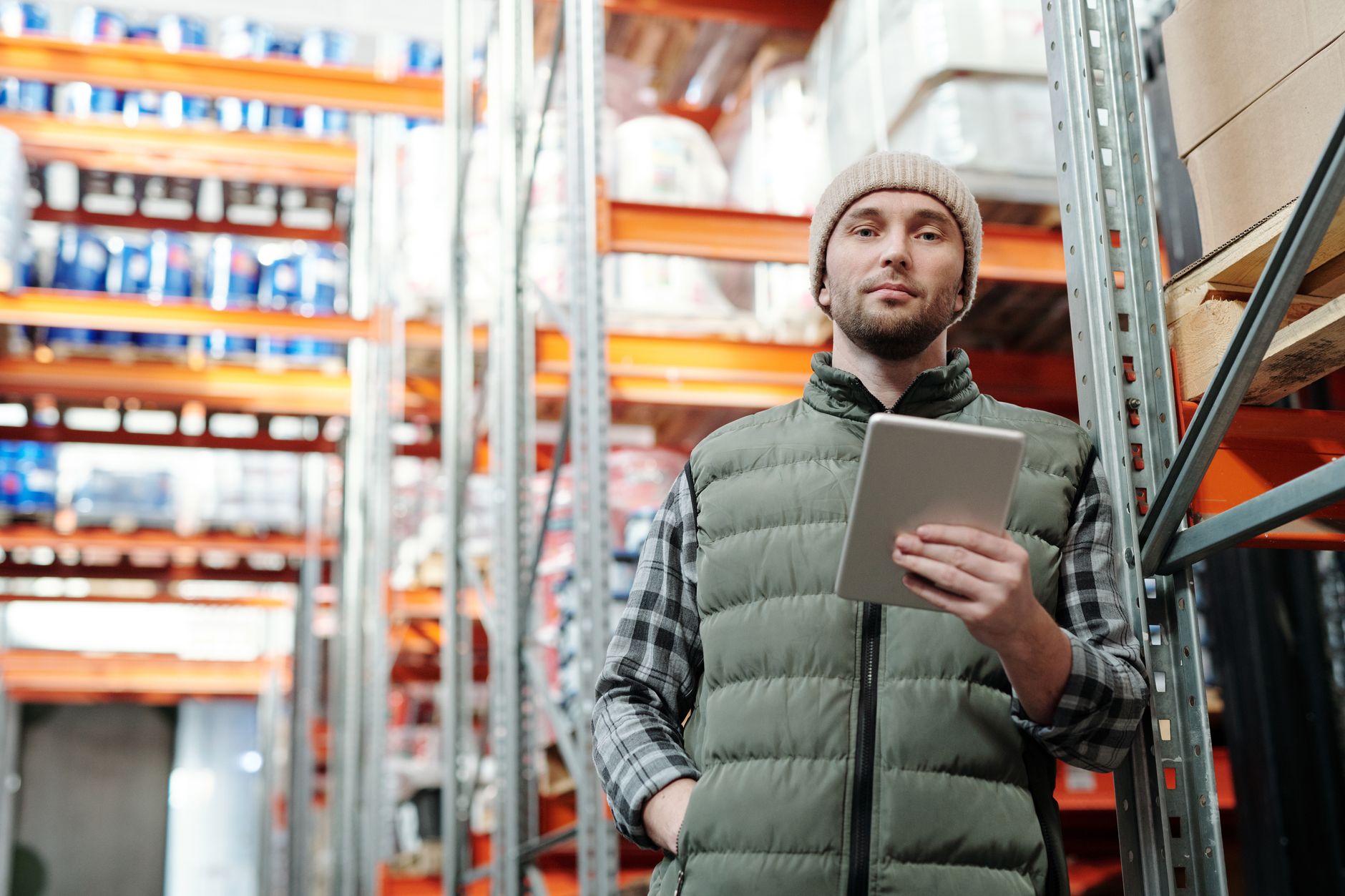 Équipe lean management analysant KPIs sur écran digital en usine