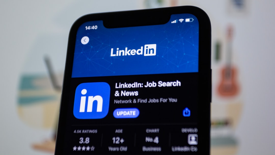 Notification de restriction de compte LinkedIn sur écran mobile en 2026