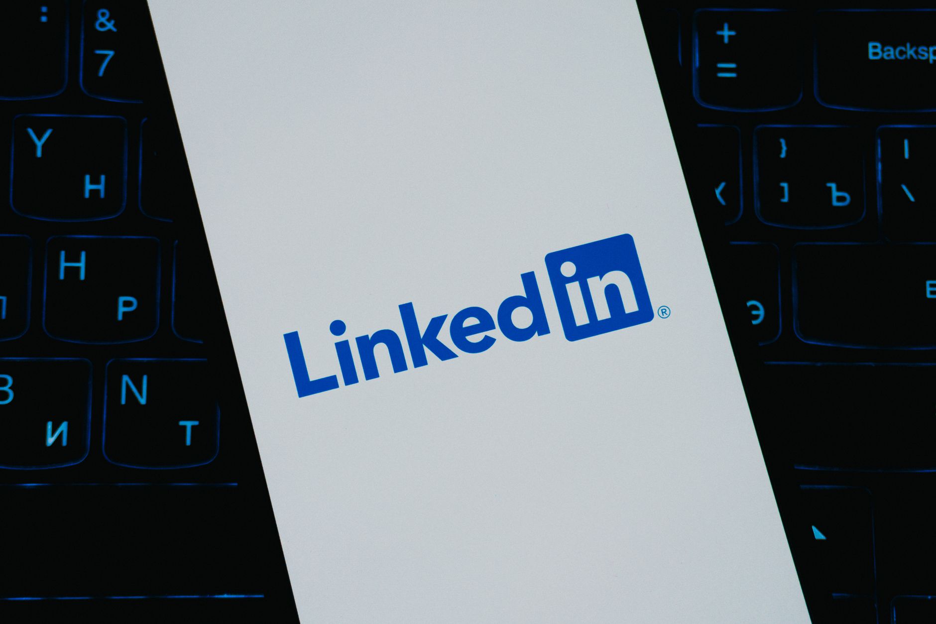 Bonnes pratiques LinkedIn 2026 pour éviter le blocage de compte professionnel