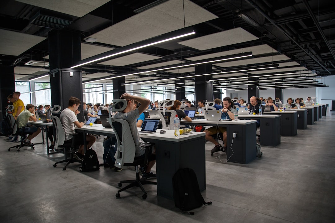 Équipe travaillant en espace de coworking moderne avec zones collaboratives en 2026