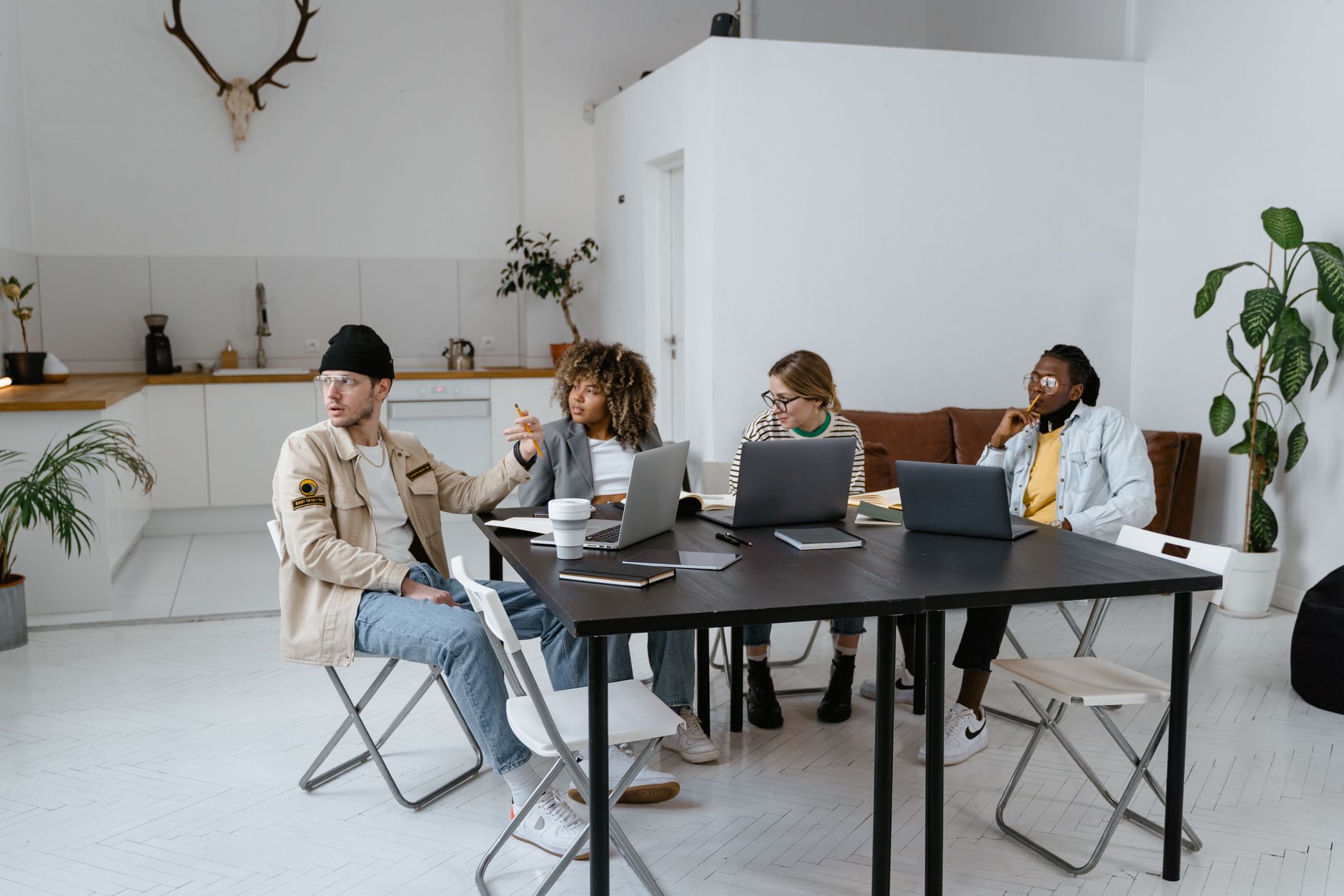 Futur espace de coworking rural connecté en France en 2027 avec technologie IA intégrée