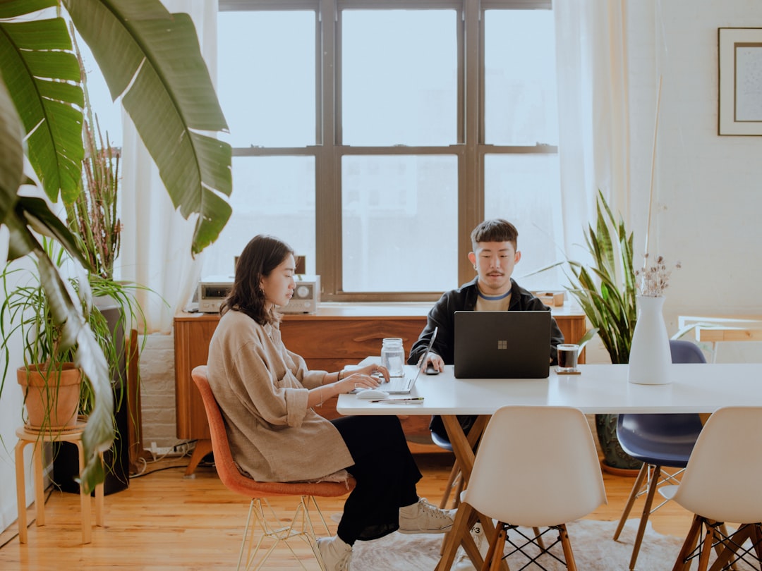 Coworker travaillant dans un espace de coworking moderne en 2026