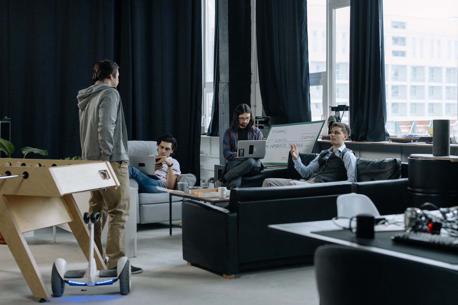 Coworkers en session de networking dans un espace de travail partagé moderne