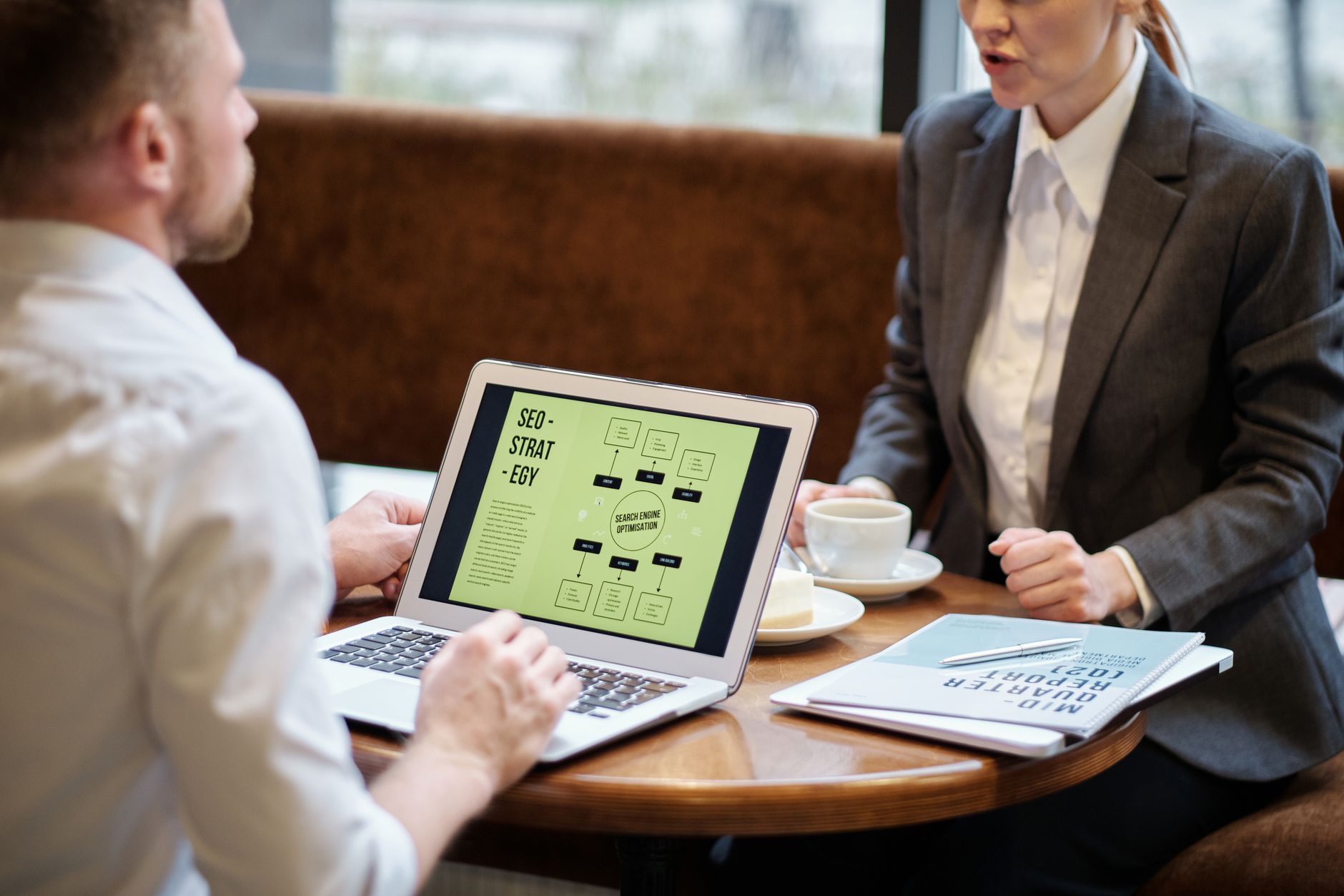 Tableau de bord IA pour rédaction SEO avec infographies intégrées