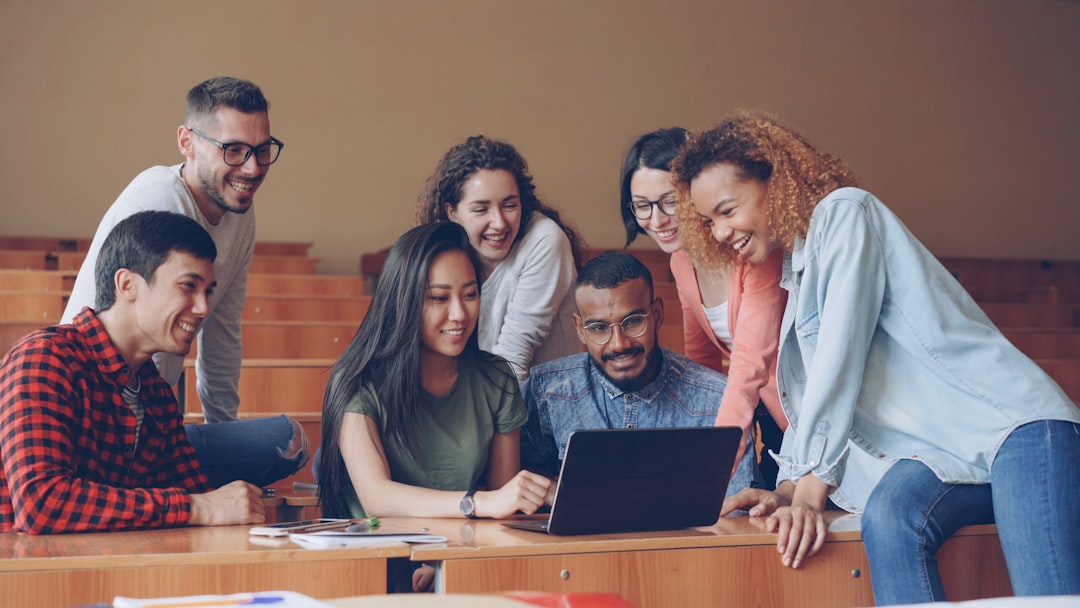 Campus numérique IA en ligne avec étudiants et interfaces collaboratives modernes