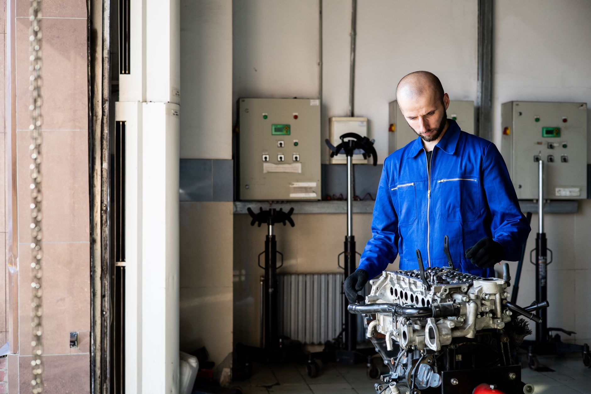 Visuel d’une chaîne de production équipée de capteurs IoT et IA pour maintenance prédictive