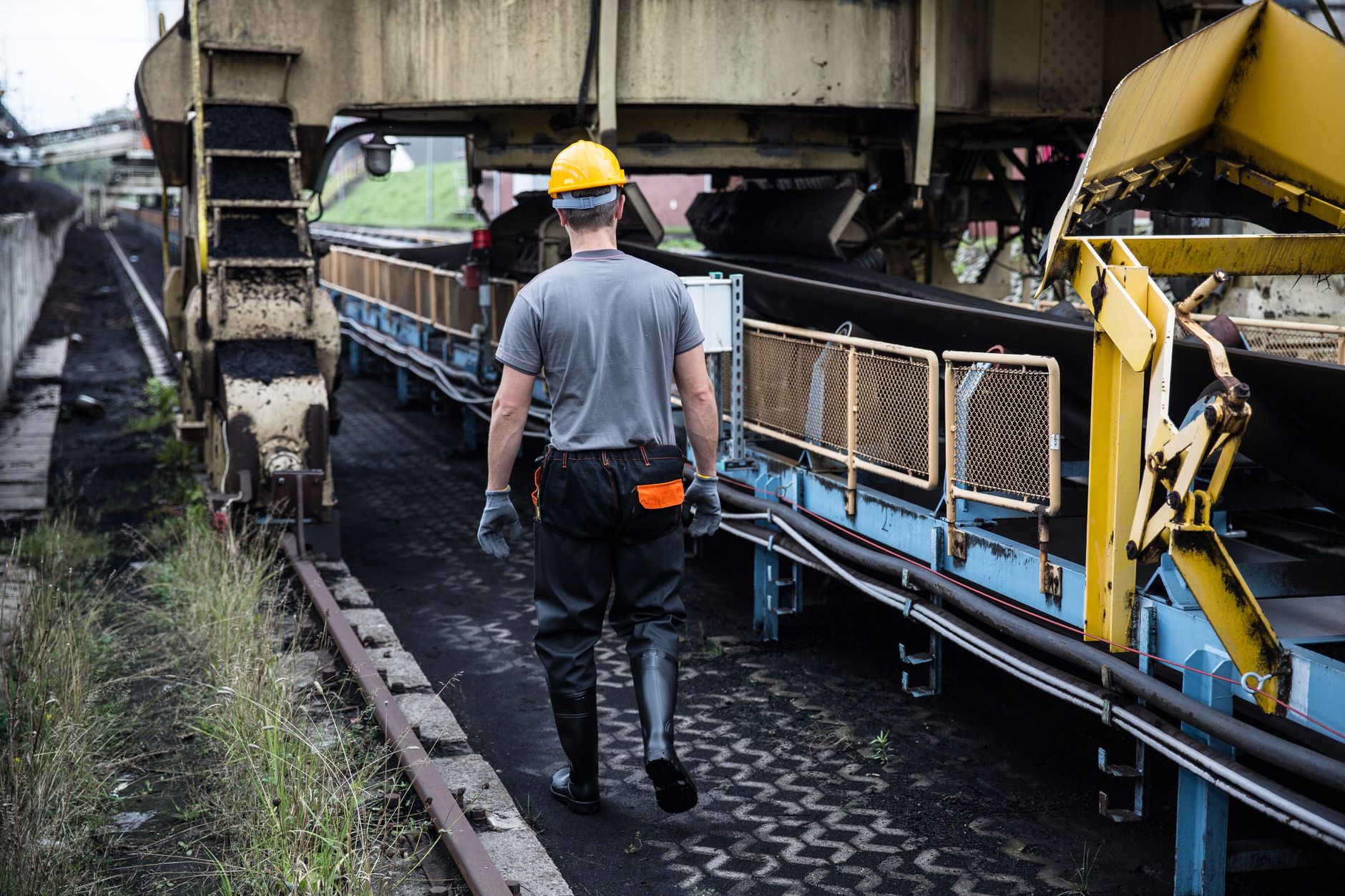 AI predictive maintenance dashboard connected to supply chain planning system factory floor
