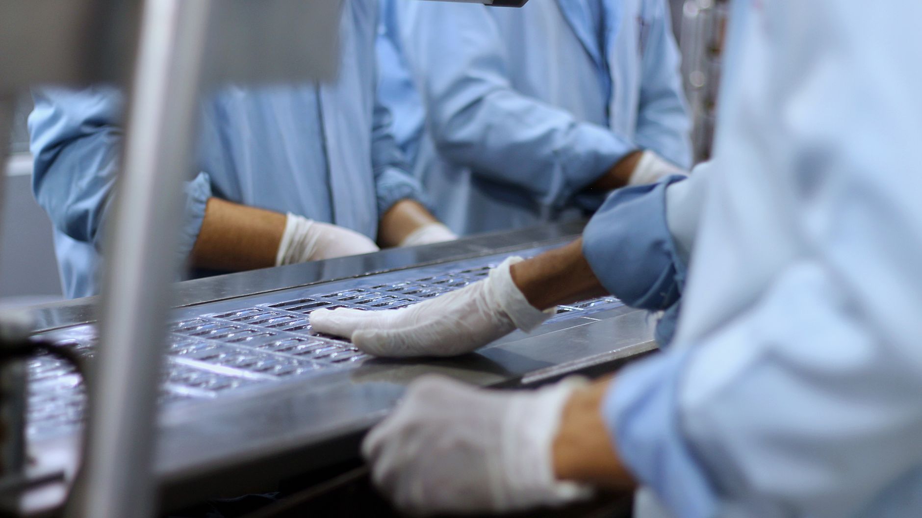 Caméras IA inspectant des produits sur une ligne de production automatisée