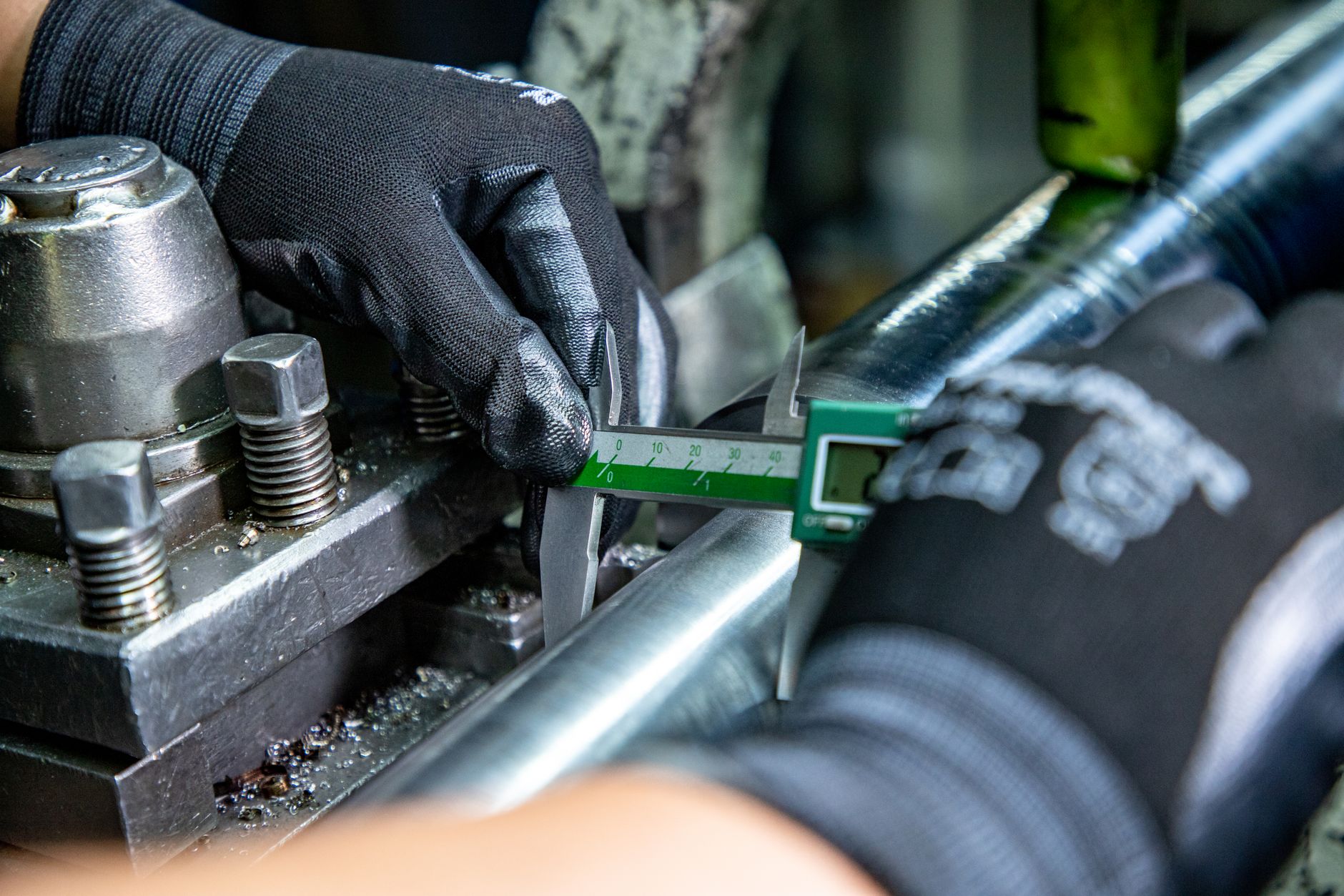 Opérateur travaillant avec dashboard qualité IA en usine de production