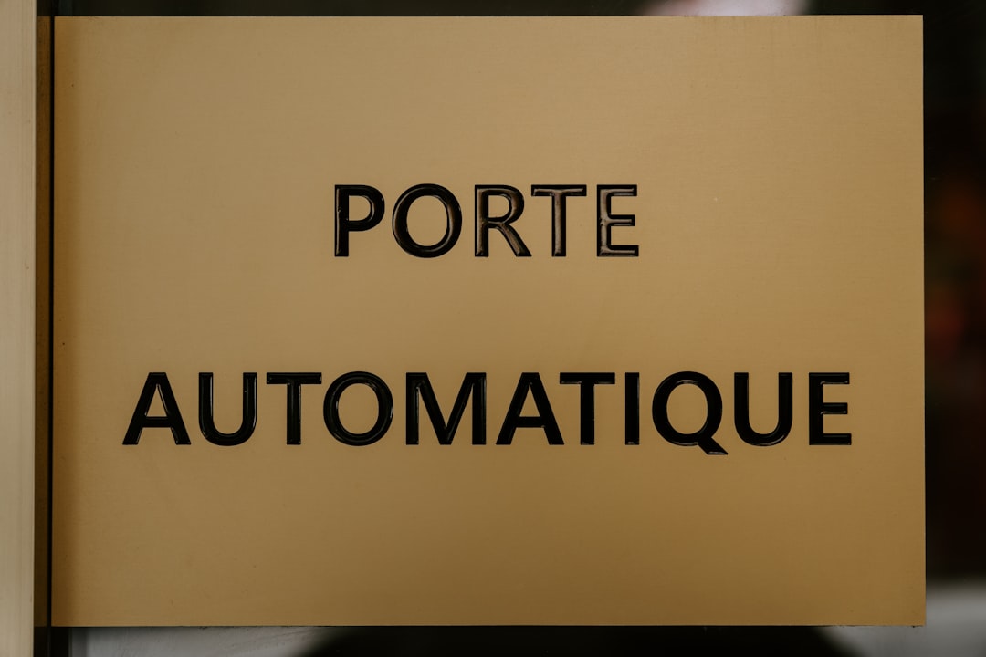 Tableau de bord IA affichant des flux de veille automatisée et des graphiques de productivité