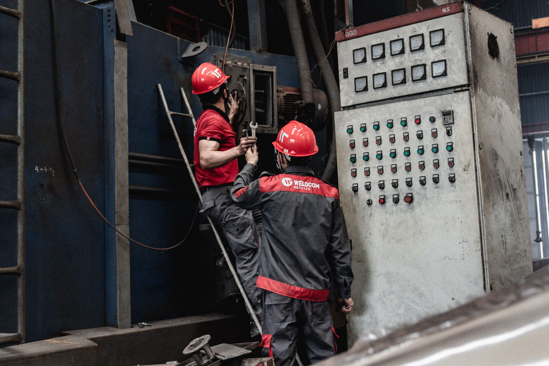 Technicien de maintenance utilisant une tablette sur une ligne de production digitale