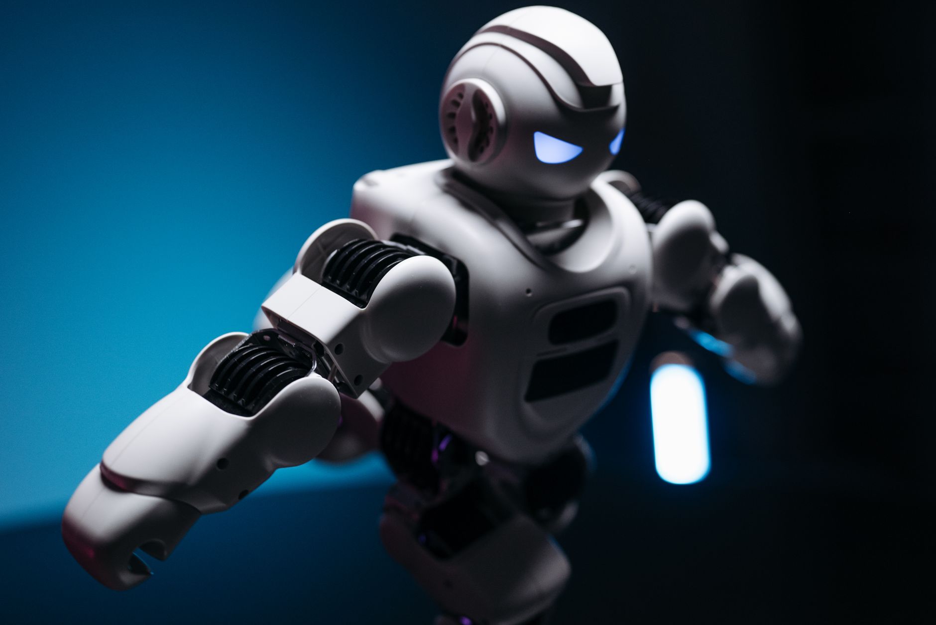 Employee collaborating with AI-powered robot in an Industry 5.0 manufacturing environment
