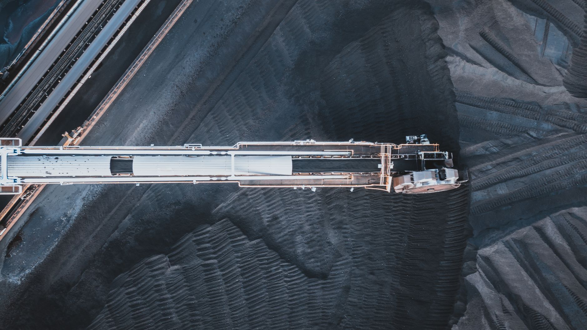 Smart factory environment illustrating human-machine collaboration in Industry 5.0