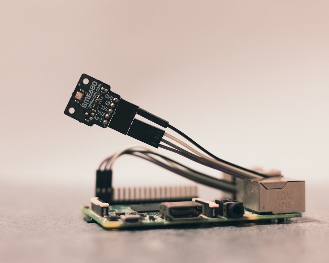 Capteur intelligent IoT installé sur une ligne de production industrielle