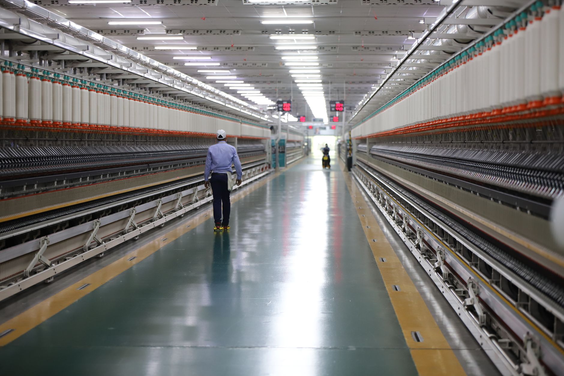 Smart manufacturing floor with humans and AI robots collaborating Industry 5.0
